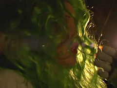 Орыс порносы: Бір қыз жігіттерге көлік мінгізіп береді аяғын кең жаю және