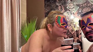 Earl oddaje mocz na klatkę piersiową Ellie, a potem ona bierze prysznic.