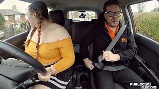 FAKEHUB - Ερασιτέχνης πόρνη BBW που τη γαμούσε εκπαιδευτής οδήγησης σε εξωτερικούς χώρους στο αυτοκίνητο