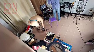 Nacktes Dienstmädchen putzt im Büro eines dummen Computertechnikers. Echte Kamera im Büro. 3