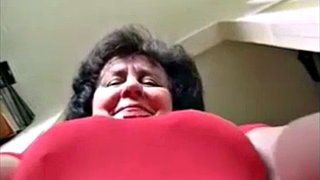 mamie en collants montre son gros cul et se masturbe