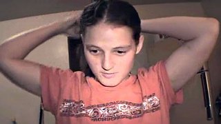 Alice, la jeune femme de ménage de Brady Bunch, me suce la bite pendant que son petit ami noir l&#039;écoute s&#039;étouffer avec du sperme dans la maison des rats du ghetto