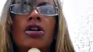 Zralá černá dívka si hraje s její kundu