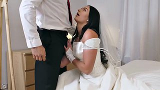 ريم4ك. يبدأ يوم الزفاف بلعق الحمار العاطفي