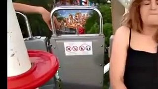 Beauté gaie clignotant au parc d&#039;attractions PublicFlashing