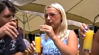 Dwie niesamowite Niemki blondynki dzielą się publicznie kutasem