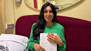 Ο Hot MILF γάμησε με έναν άλλο επιβάτη στο τρένο