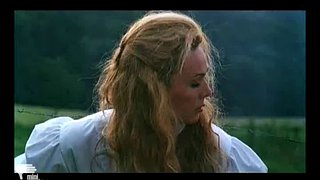 ENF En kvinne mister gradvis klærne i jakten på en sommerfugl