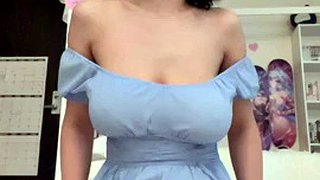 Ασιάτης με μεγάλα βυζιά που αναπηδούν σε δονητή