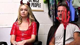 Kleptos Stiefvater und Stieftochter gehen gemeinsam zur Halloween-Party im Einkaufszentrum