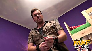 False Hostel Backpacker cerca di impressionare Kiwi MILF con storie avventurose