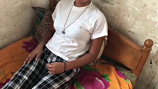 Hermanastra de 18 espera que su hermanastro mayor se vaya a la cama para tocar su enorme polla