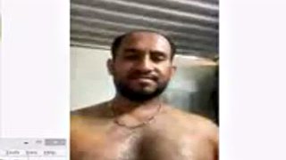 Gulam Abbas Noor MHD Pakistani arbeitet bei Naffco Electromechanical Co LLC in den Vereinigten Arabischen Emiraten in Dubai und masturbiert vor der Kamera heiß