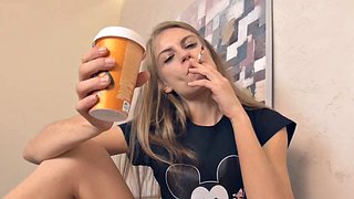 Η πριγκίπισσα Kirstin καπνίζει