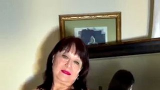 Φορώντας εσώρουχα, πηγαίνοντας σε ένα νέο σπίτι και τσαντίζομαι με ένα τριχωτό μουνί