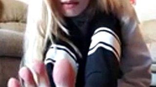 Blond nastolatka na żywo stopy 3