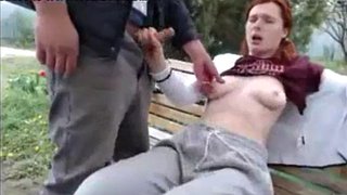 l&#039;orgasme super télécommandé de la rousse dans le parc pendant que son petit ami regarde