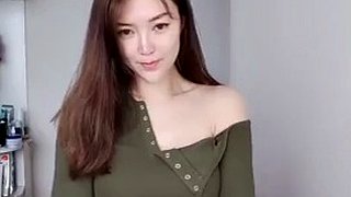 Brune aux gros seins se masturbe devant sa webcam