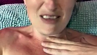 POV di me pervertito nel mio preferito mentre mi masturbo e squirtando e fumando e pisciando e ancora squirtando e cucinando