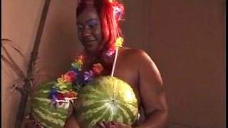 Ruda grubaska zostaje zerżnięta na pieska po hawajskim tańcu