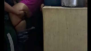 Pokojówka zerżnięta podczas zmywania naczyń, prawie przyłapała nas moja żona