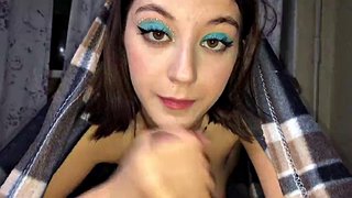 เธอดูดไก่ใต้ผ้าห่ม! ใกล้ชิด POV Blowjob - หลั่งในปาก