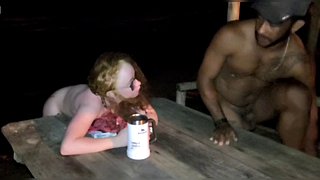 พรสวรรค์ร้อนกรอกหีของฉันด้วยนมในเต็นท์บนชายหาด