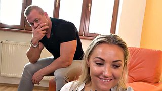 CACCIA 4K. L&#039;uomo inganna una donna tettona facendola divertire con il suo ragazzo