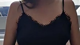 Orgasmo público en una atracción turística - Me froto el coño hasta correrme