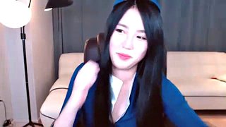 韓國 camgirl 展示了她性感的連褲襪腿