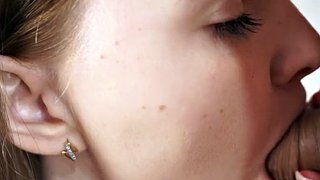 Detail und Nahaufnahme. Penislutschspiel mit Vorhaut