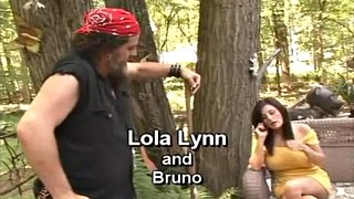 Golpear al jardinero en el patio trasero