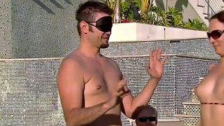 الثلاثي مقلاع الساخنة على الحمام بعد حفلة تجمع البرية