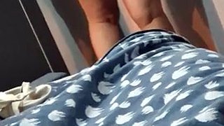 Stemor i truser som viser de store puppene hennes foran stesønnens kuk