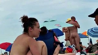 En mann på en naturiststrand cumshot