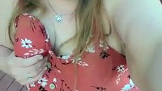 Όμορφη παχουλή ξανθιά bbw με φόρεμα που αναβοσβήνει χαριτωμένα μικρά βυζιά με μεγάλες θηλές και χοντρό μουνί σε δημόσιο υπαίθριο μονοπάτι της φύσης