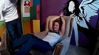 Laura a été chatouillée par un fan