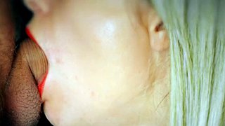 Hot blondine med røde lepper suger hard kuk i lang tid og ømt uten hender