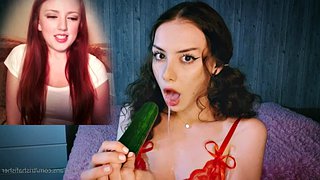 Jenny tem um orgasmo ao chupar um pepino