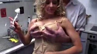 Milf traerer på kjøkkenet