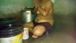 Ινδική θεία που κάνει μπάνιο στο σπίτι του χωριού