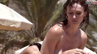 Grandi tette meravigliose in topless sulla spiaggia