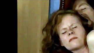 การเจาะก้นทำให้หญิงสาวที่มีหัวนม saggy กรีดร้อง