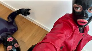 TouchedFetish - Casal de látex lambendo buceta - Lick My Pussy - Pussy Licking - Facesitting em macacão