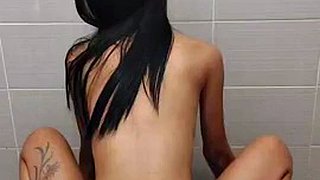 Κοκαλιάρικο κορίτσι της Ταϊλάνδης και γιγάντιο δονητή