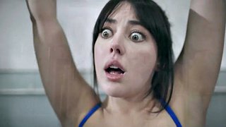 Ladyboy sexy suce et monte un instructeur