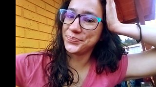 Mi tocco la figa sul balcone ei vicini mi guardano dalla finestra