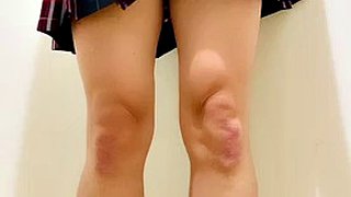 Guttejente tar på seg et skjørt og rykker av