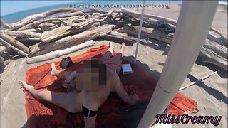 Insegnante esibizionista masturba un grosso cazzo su una spiaggia per nudisti in pubblico davanti a un voyeur con sborrata p1 - Misscreamy