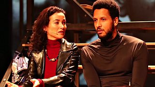 Γυναίκες με δερμάτινο μπουφάν